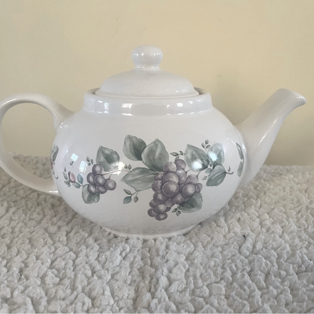 Pfaltzgraff Grapevine Teapot white with grapevine design 5 cup made in USA